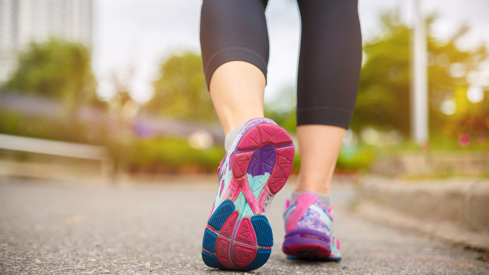 Laufschuhe auf der Straße am Morgen – Routinen und Gewohnheiten aufbauen